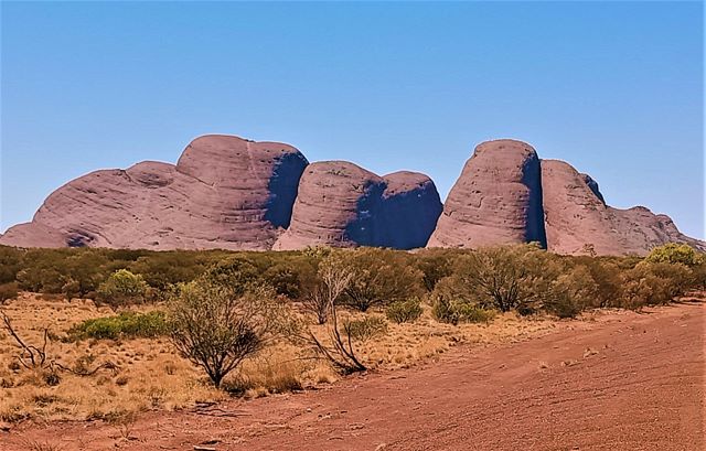 аборигены и гора Улуру в Австралии